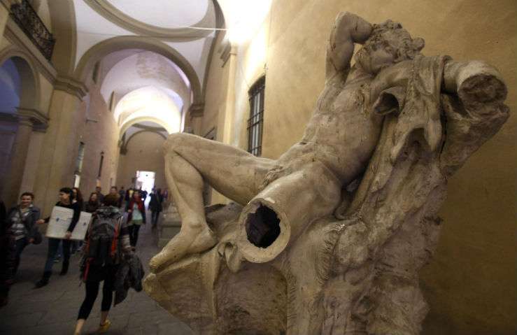 В Милане иностранец отломил ногу скульптуре сатира