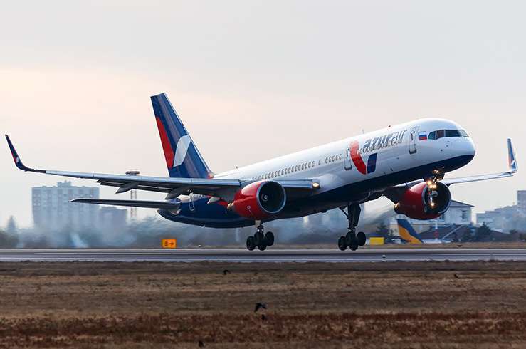 Пассажирам Azur Air, ожидавшим задержанный рейс 13 часов, пришлось самостоятельно оплачивать отель