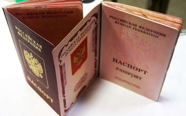 Россиянам хотят разрешить иметь по два загранпаспорта
