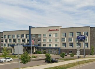 Втрачений франчайзинговий готель Hilton, який відмовив офіцерам імміграційної служби в обслуговуванні