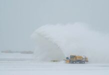 Східний шторм спричинив скасування понад 3700 рейсів, порушивши авіасполучення по всій країні