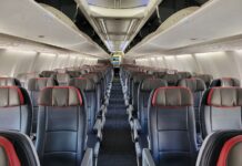 Пасажир Влаштував Безлад на Рейсі, Кричав про Трамп, Маску і Вимагав Газування