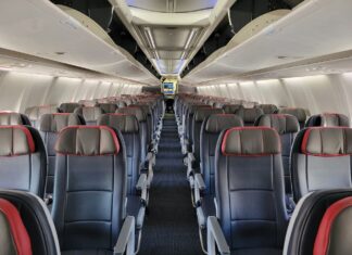 Пасажир Влаштував Безлад на Рейсі, Кричав про Трамп, Маску і Вимагав Газування