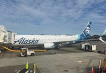 Рейс Alaska Airlines зірвано через затримку на митниці, незвичайне оголошення капітана викликає питання