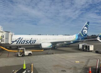 Рейс Alaska Airlines зірвано через затримку на митниці, незвичайне оголошення капітана викликає питання