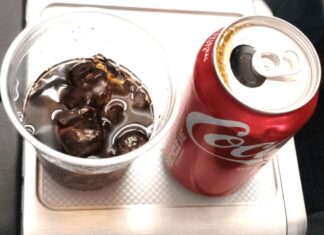 Я в першому класі. Я не повинен наливати собі напій. У тренера також немає місця для банки