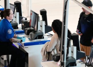 Американські Аеропорти Зіткнулися з Ризиком Закриття через Урядовий Страйк, Що Продовжується