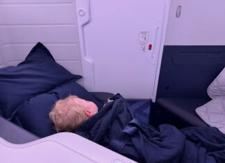 Подорожі з малюками: як одна сім’я провела несподівано спокійний тривалий переліт