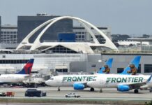 Nebezpečná situace na LAX: Pohraniční letadlo bylo nuceno nouzově zabrzdit kvůli provozu na pojezdové dráze