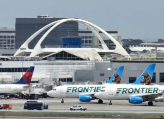Небезпечна ситуація в LAX: літак Frontier був вимушений екстрено загальмувати через транспорт на руліжній доріжці