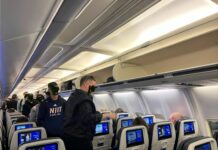 на мішку — тоді ви сідаєте й бачите порожні контейнери над головою