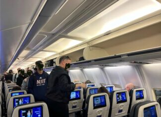 на мішку — тоді ви сідаєте й бачите порожні контейнери над головою