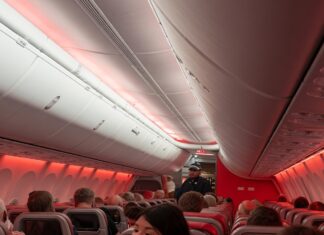 Smrt cestujícího po sporu na letu Jet2 kvůli alkoholu