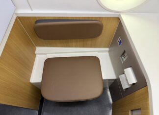 Toalety obchodní třídy Lufthansa jsou během jídla zavřené